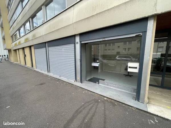 Charmant local de 40 m² à usage de bureau, avec une place de parking