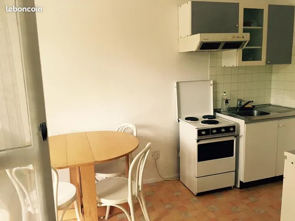 Studio meublé 33m2 + balcon 6m2 / 920 CC