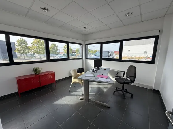 Local 700 m²