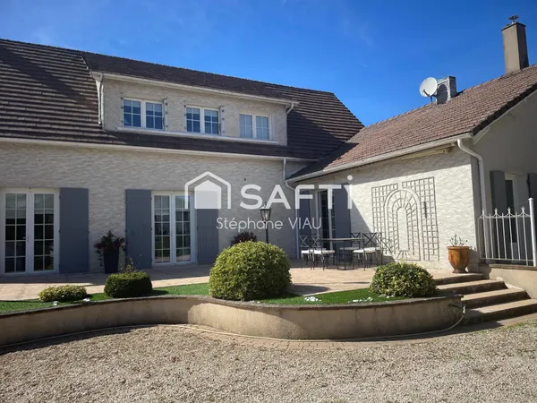 Très bel ensemble avec cette maison de plus de 180M2