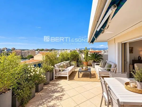 DERNIER ETAGE - VUE MER - ANTIBES