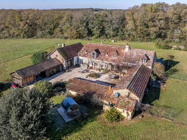 Lalinde - Au bout d'une impasse : Périgourdine rénovée 245 m² avec gîte, piscine et 5,8 ha
