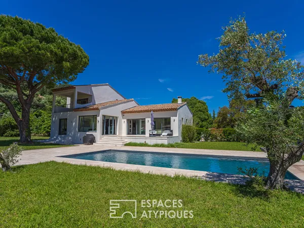 Maison d'architecte et son grand parc arboré avec piscine