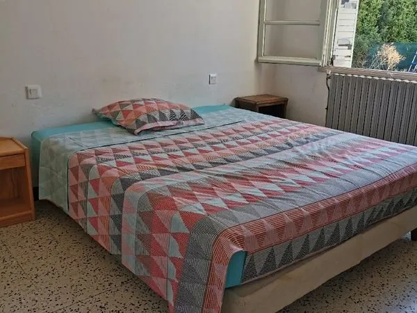 Chambre individuelle dans colocation. Grand jardin clôturé