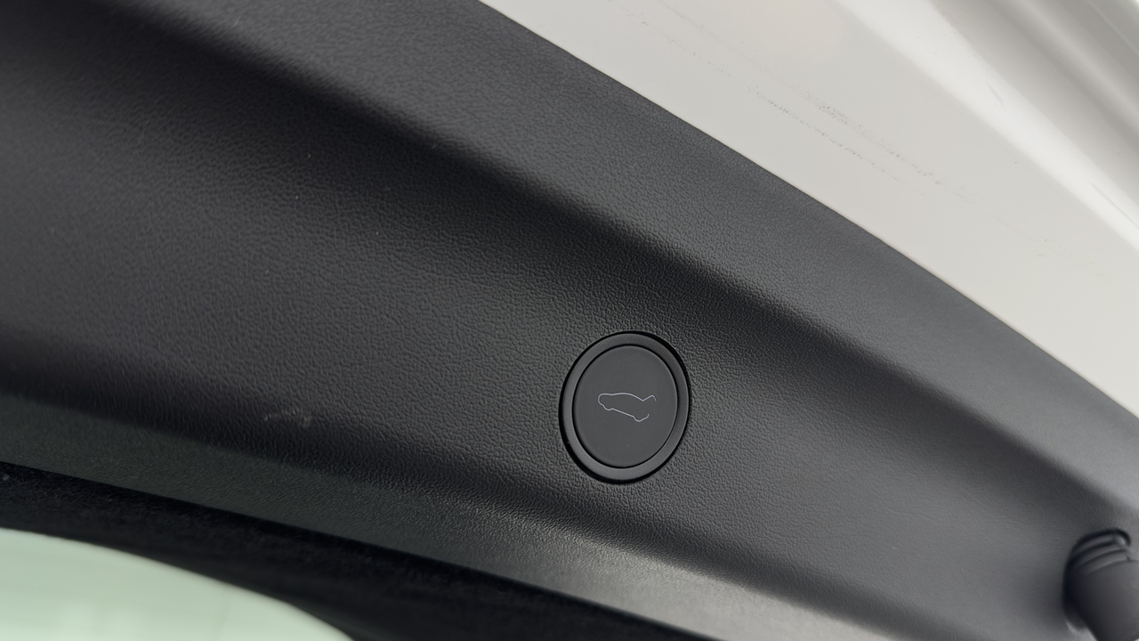 Tesla MODEL Y Long Range RWD — photo 33