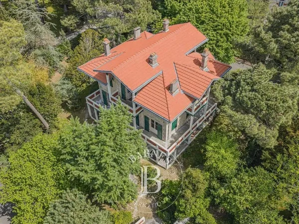 Villa 12 pièces 272 m²