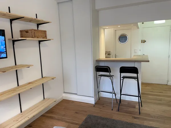 Loue studio meublé, équipé dans résidence de standing avec piscine 22m², Marseille 8ème