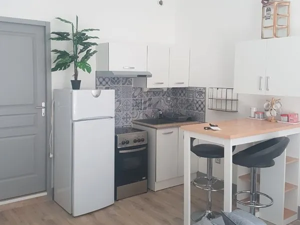 MAGNIFIQUE F2 MEUBLÉ DE 40 m² - REFAIT À NEUF - TOUTES CHARGES INCLUSES