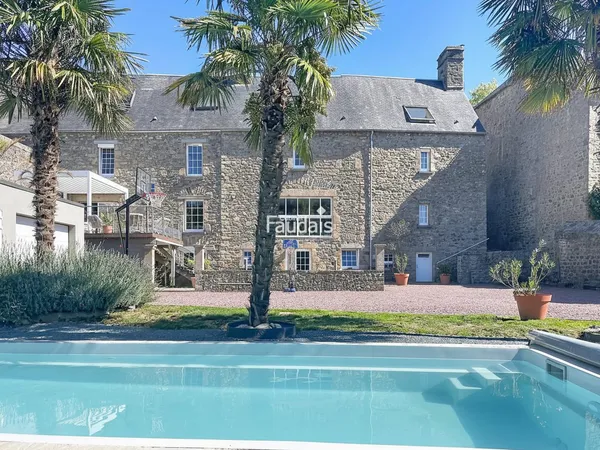 Maison en pierre de 245 m² avec piscine, grand terrain et deux