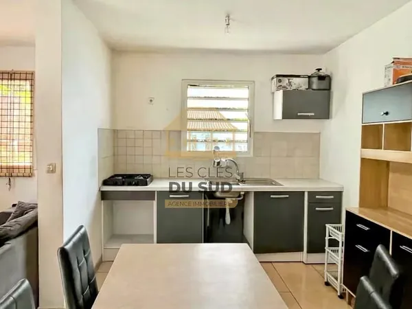 Maison T2 vendue louée avec cour intérieure et parking à Rivière Saint Louis - investissement locati