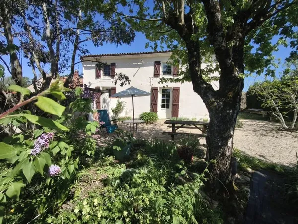 Charmante maison individuelle de village avec vastes jardins et vue sur la campagne