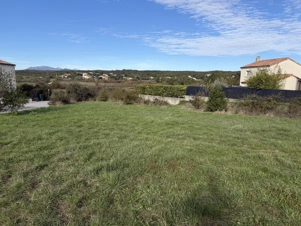 Joli terrain plat constructible d'environ 850 m2 proche Vogü