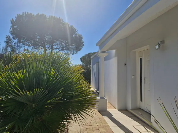MAISON QUATRE CHAMBRES AVEC PISCINE PROCHE PLAGE