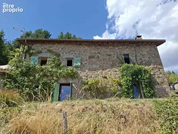 Maison en pierres avec gîte sur 2500 m2 de terrain
