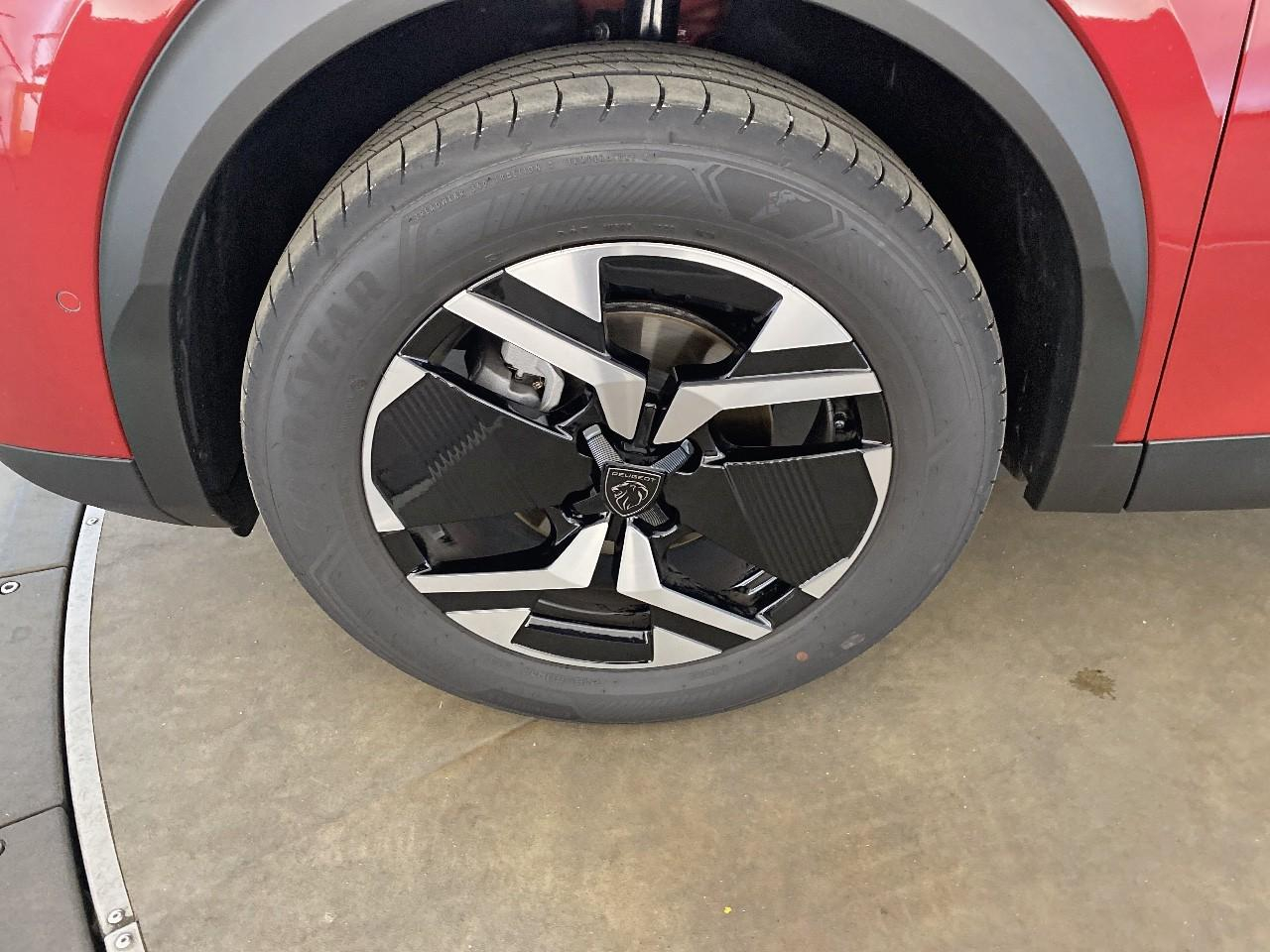 Peugeot 2008 turbo 100 ch bvm6 allure — photo 11