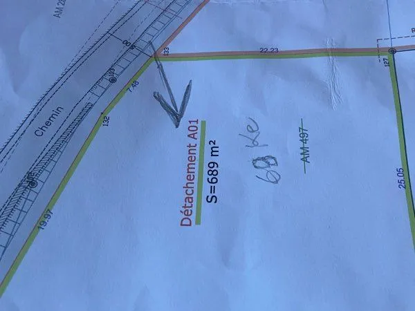 Parcelle de terrain entièrement viabilisée de 689 m2 hors lotissement, un COS de 200 m2. Vue Mont Bl