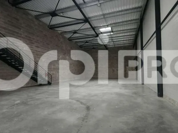 A louer local avec bureaux 365m² Parc Courtaboeuf