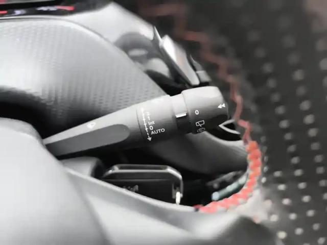 Peugeot 2008 1.2 puretech 110ch s&amp;s bvm5 — photo 13