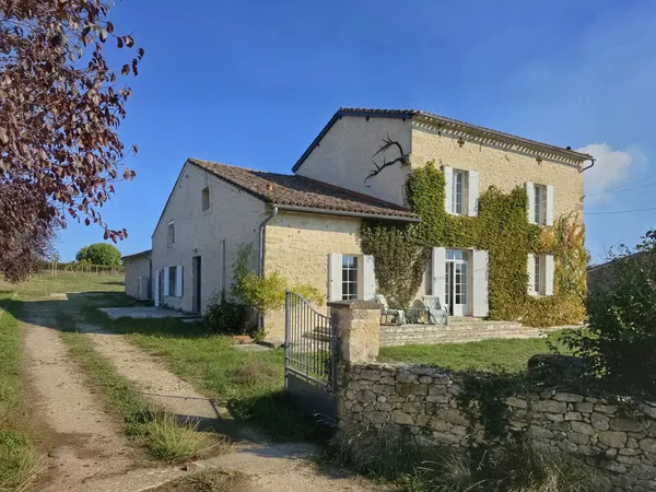 Entre Pellegrue et Gensac - Maison en pierre pleine de charme avec vue dégagée. piscine et potentiel