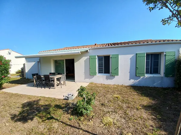 Maison récente avec garage et jardin clos dans une résidence intimiste