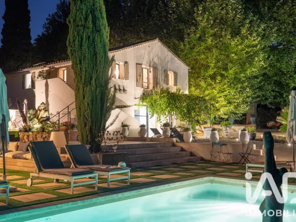 Maison 9 pièces 300 m²