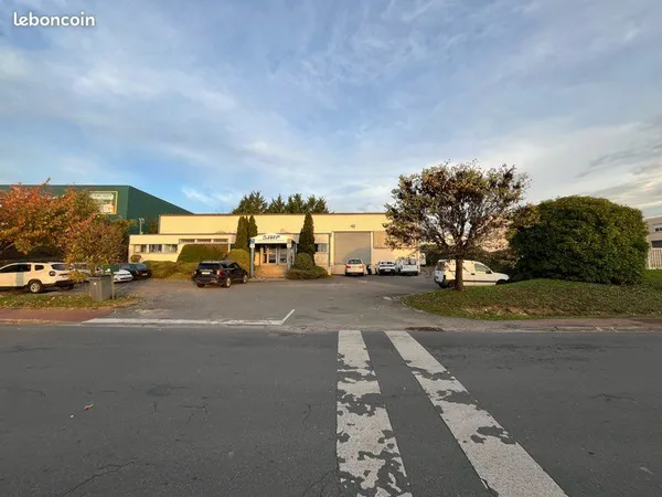 Bâtiment au coeur de la zone des montagnes avec grande visibilité