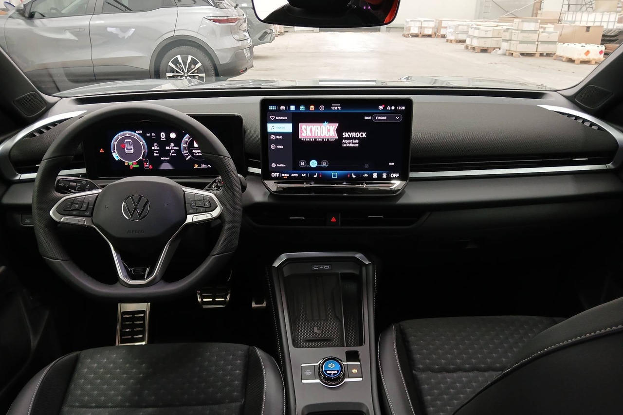 Volkswagen T-Roc — photo 13