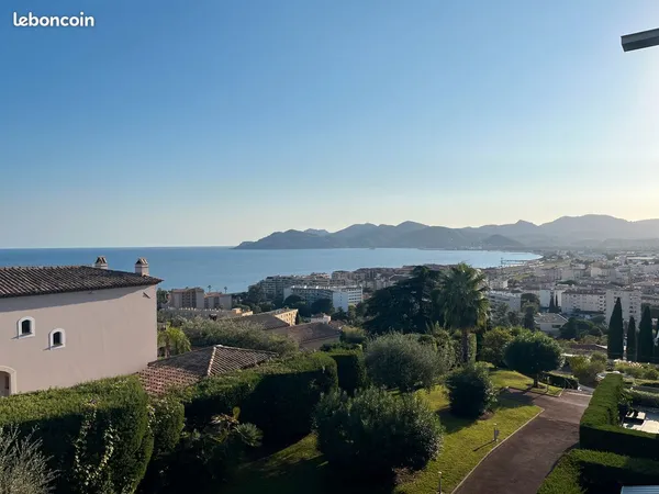 Joli studio lumineux et calme