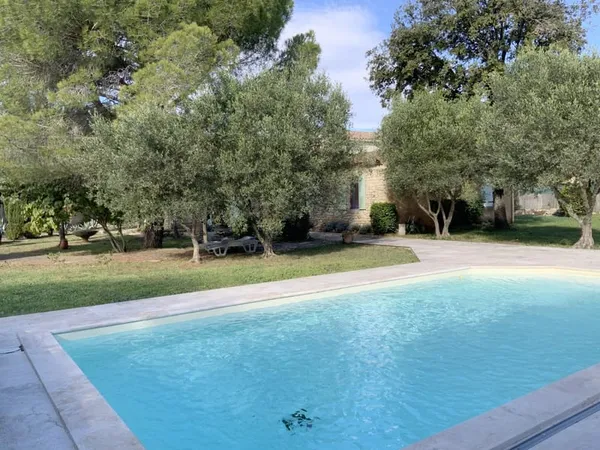 Exclusif,dans un village recherché, maison en pierre avec appartement indépendant sur un terrain de 