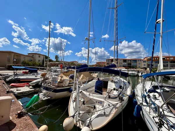 À VENDRE - T2 de 36m2 avec JARDIN de 67m2 à 500m de la PLAGE - PORT COGOLIN