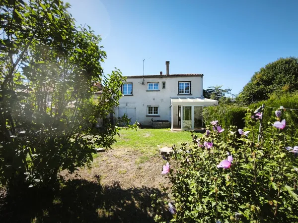GEMOZAC  Maison familiale avec jardin et 100 m2 de dependances