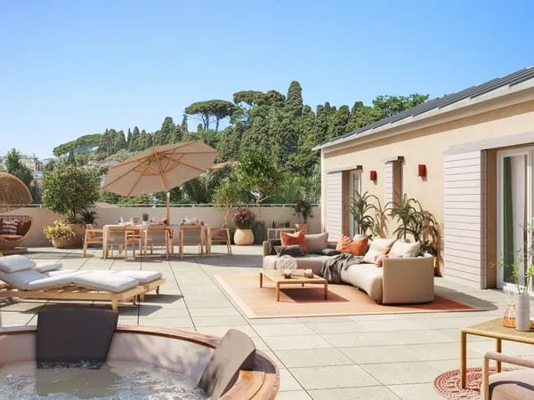 Un art de vivre au 5e étage à Nice, avec une terrasse pour étirer les journées