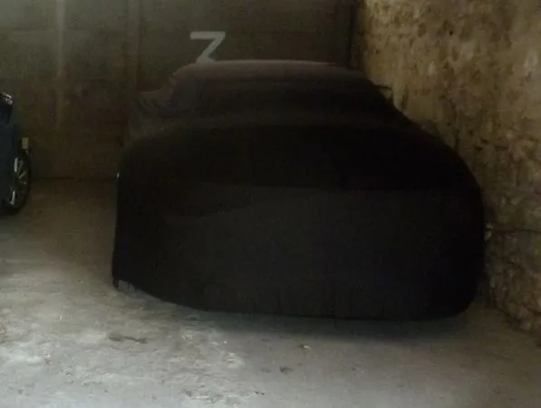 Place de parking couverte et ferméée à louer idéale pour véhicule de collection