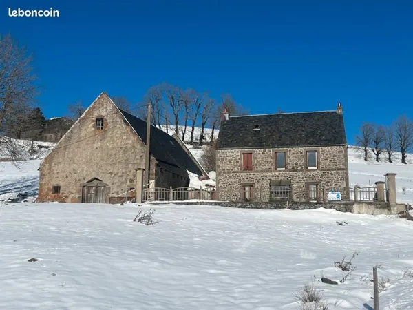 Entre Besse et Super-Besse Jolie maison 100m² avec Grange et Ecurie sur 17000m²