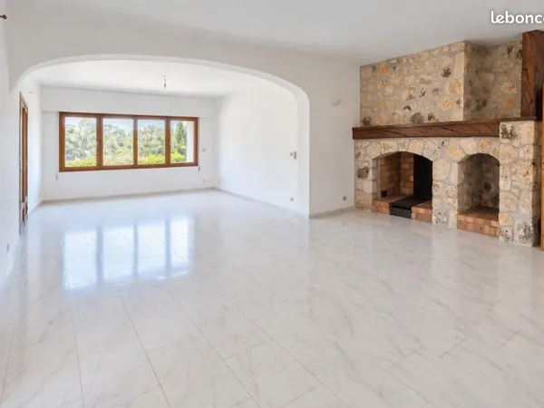 Valréas - Appartement de 190 m² avec terrasse et vue sur le massif de la Lance