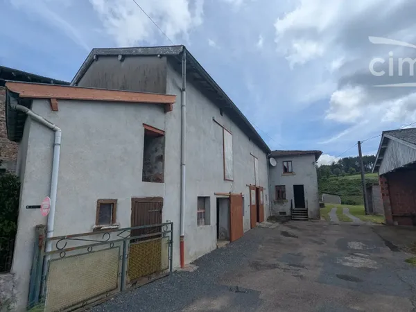 RANCHAL – FERMETTE ANCIENNE À RÉNOVER SUR ENVIRON 3 400 M² DE TERRAIN