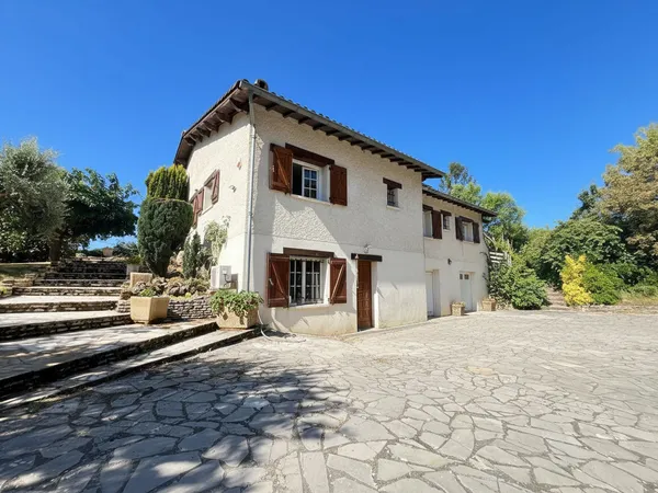 Grande maison de 182m² avec 4 chambres, piscine et sous-sol complet à proximité de St-Sulpice !