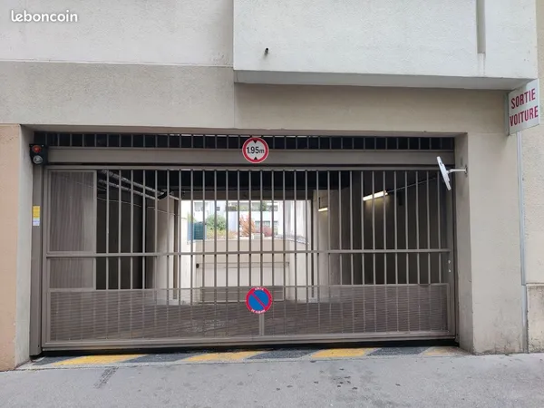 Place de parking sous-sol (13,5m²) proche métro Charpennes