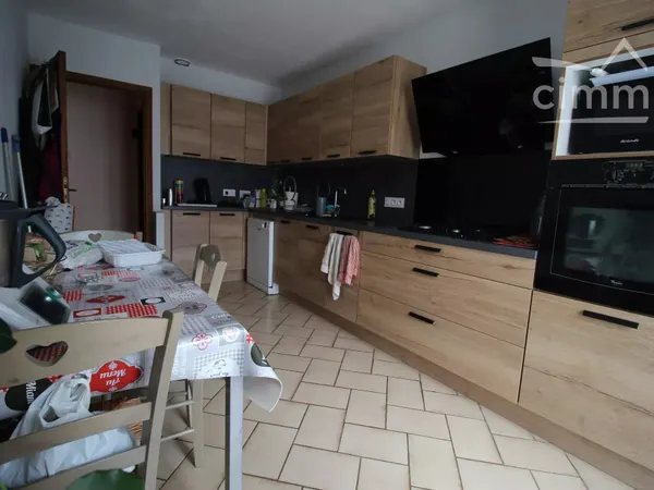 A vendre un immeuble avec un local commercial loué et un appartement avec terrasse