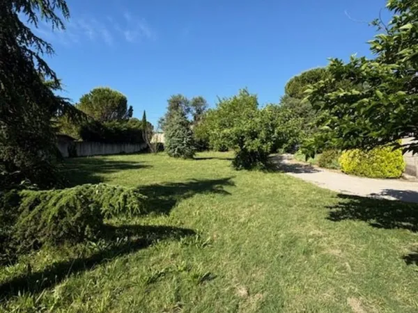 Beau Terrain constructible de 380 m² proche centre village