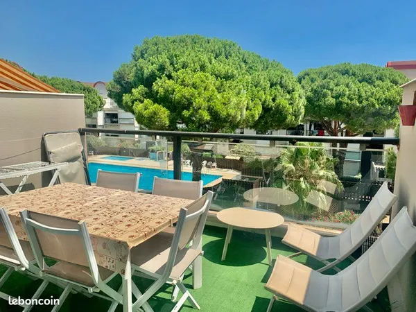 Rare , Joli duplex meublé et entièrement équipe dans résidence avec piscine et solarium à deux pas d