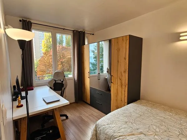 Chambre meublée en colocation
