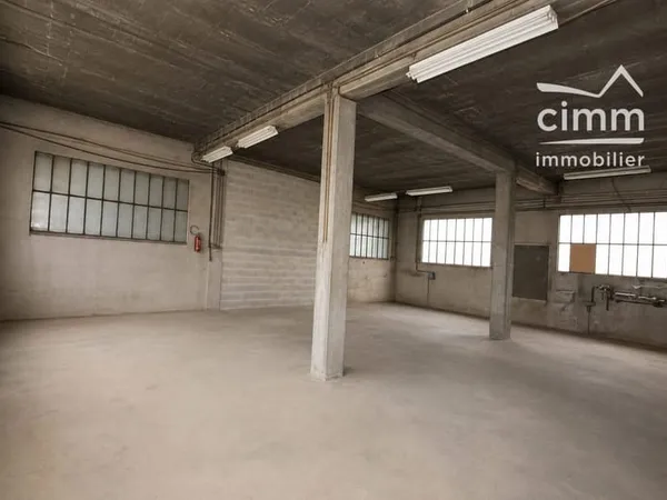 Garage avec 2 pièces - Dépendance / Stockage - Centre de B