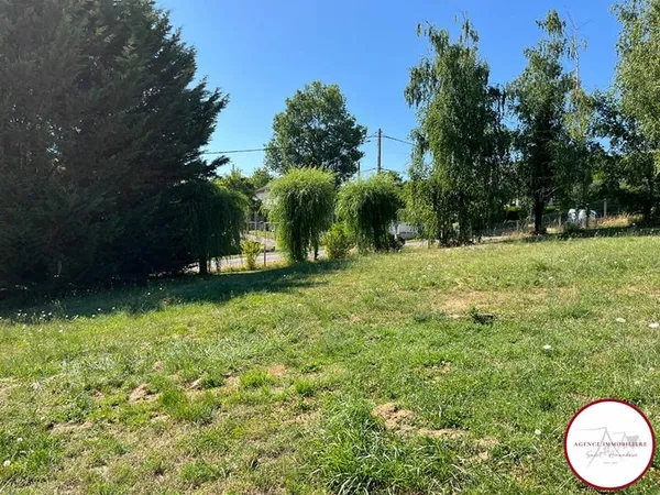 Terrain constructible de 1220 m² SAINT AMAND MONTROND