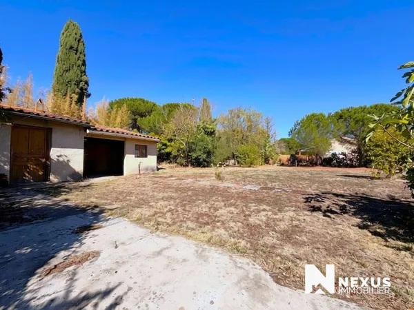 BEAUZELLE - TERRAIN CONSTRUCTIBLE DE 536 M² AVEC ANNEXE