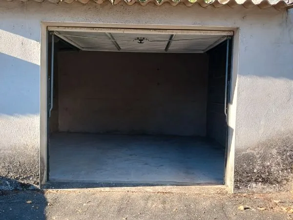 Garage fermé indépendant
