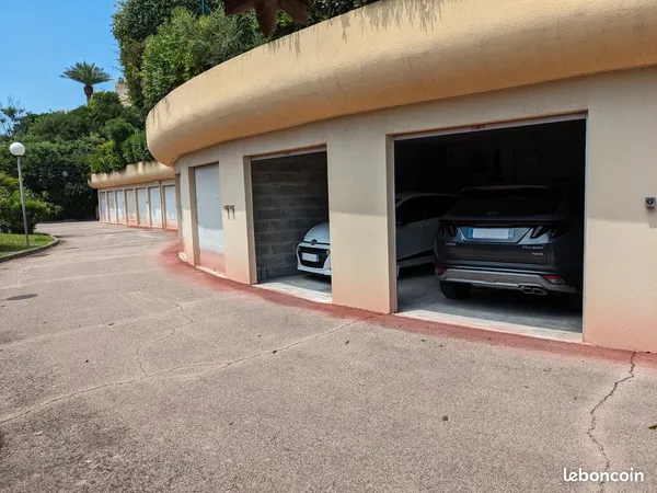 GARAGE DOUBLE à La Napoule - 2 lots - 2 portes