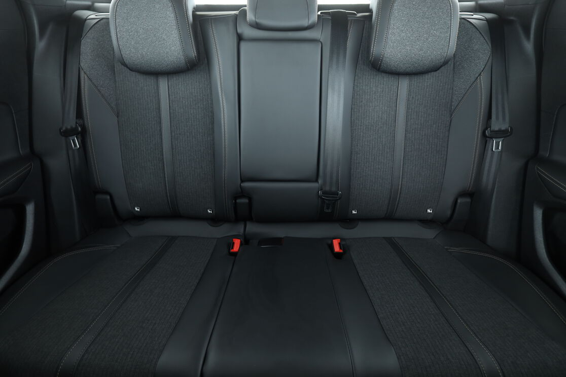 Peugeot 3008 1.5 Blue-HDi GT Line — photo 14