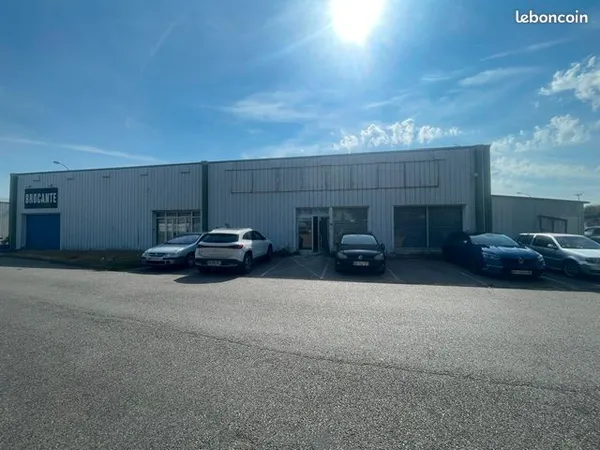 Coignieres rn 10 local commercial ou activite 480 m2