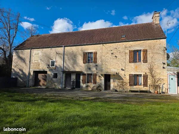 Maison en pierre avec grand terrain et dépendances